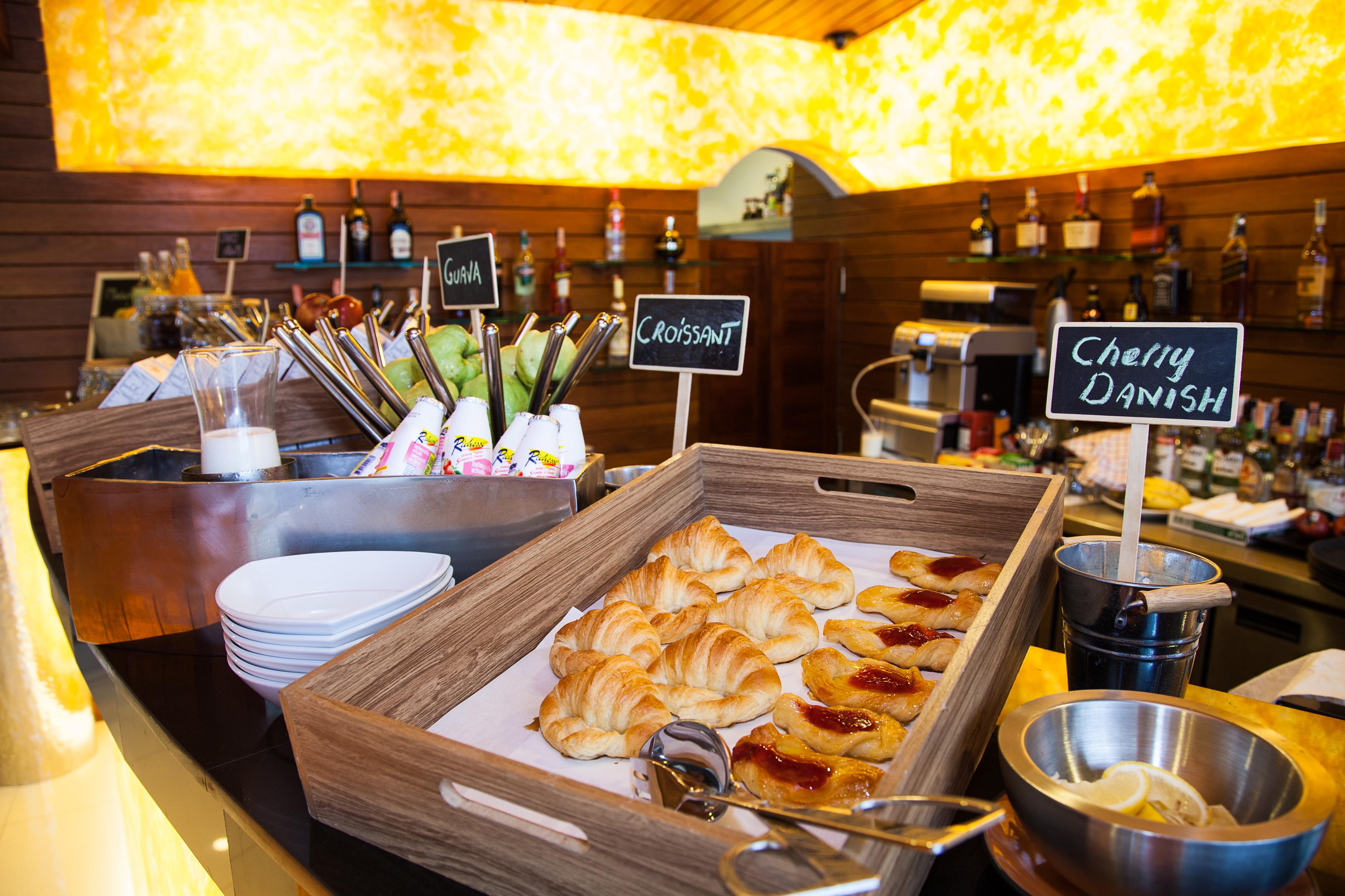 The Privilege Hotel Ezra Beach Club Bang Rak Beach  Εξωτερικό φωτογραφία
